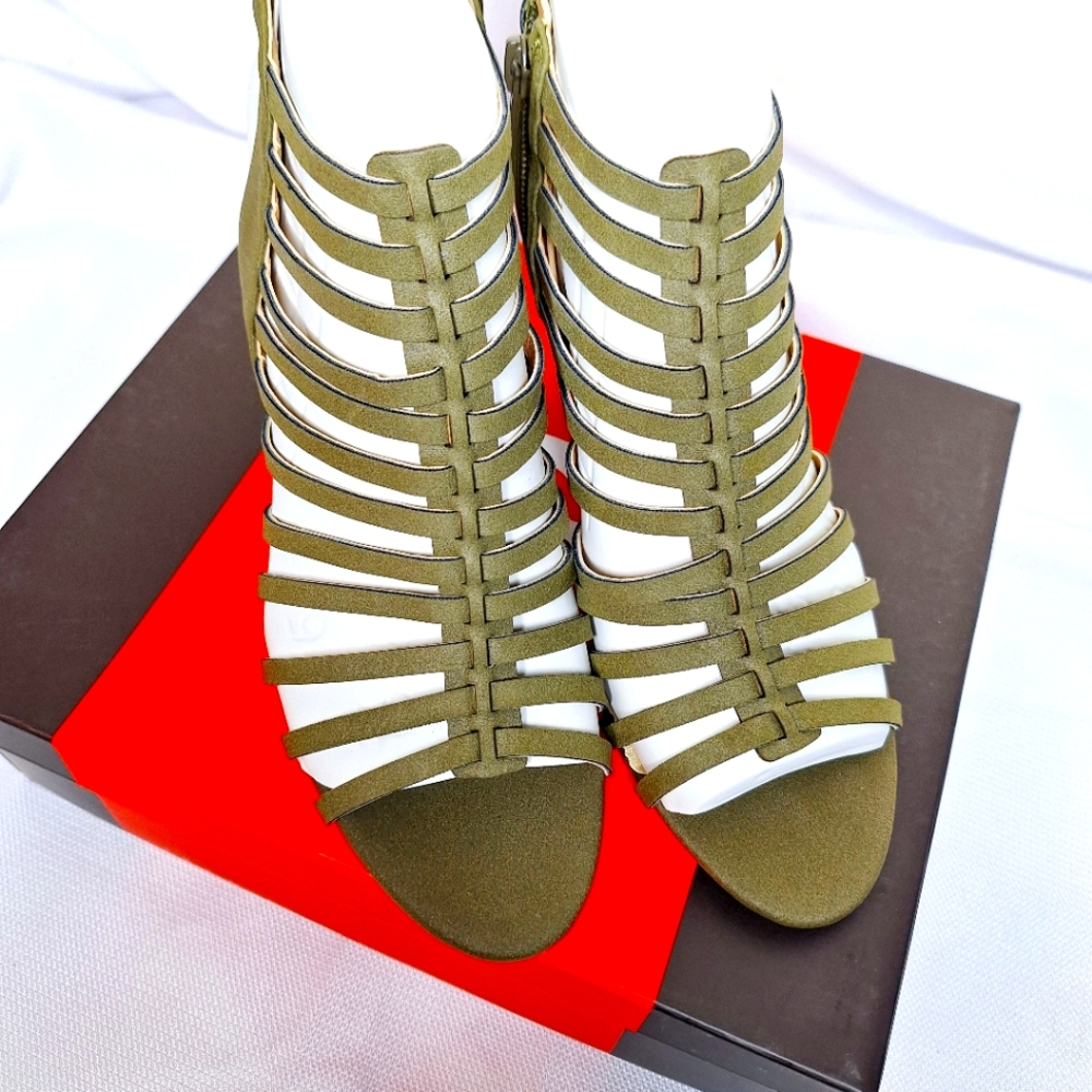 NWB Guess brand The Essty gladiator sandle with cone heel size 9M.